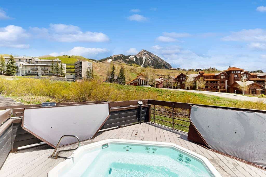 Cozy mountain condo with stunning views and easy access to ski lifts
