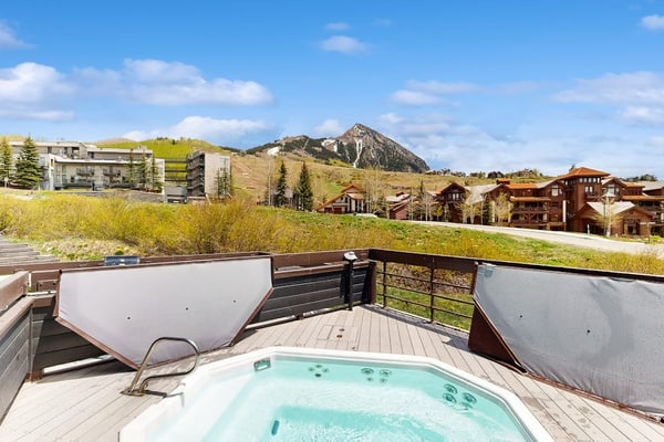 Cozy mountain condo with stunning views and easy access to ski lifts