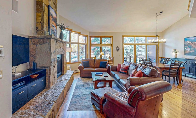 Large open floor plan w/private deck w/ shared pool, hot tub & winter shuttle