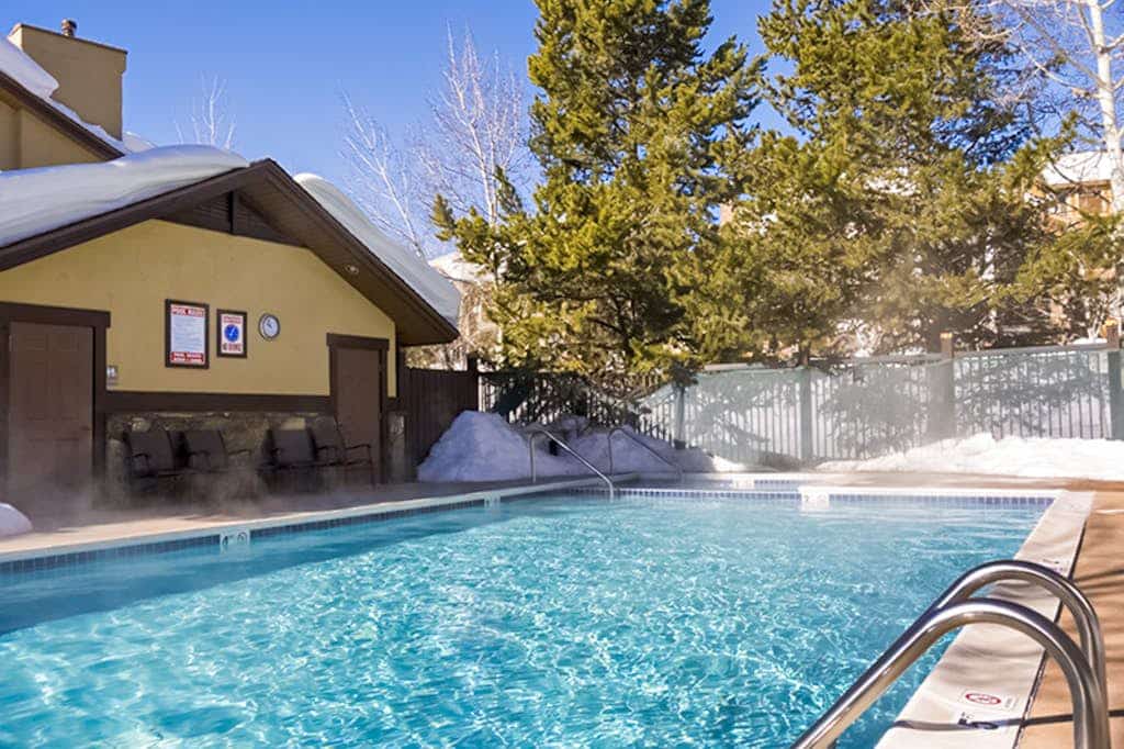 Large open floor plan w/private deck w/ shared pool, hot tub & winter shuttle