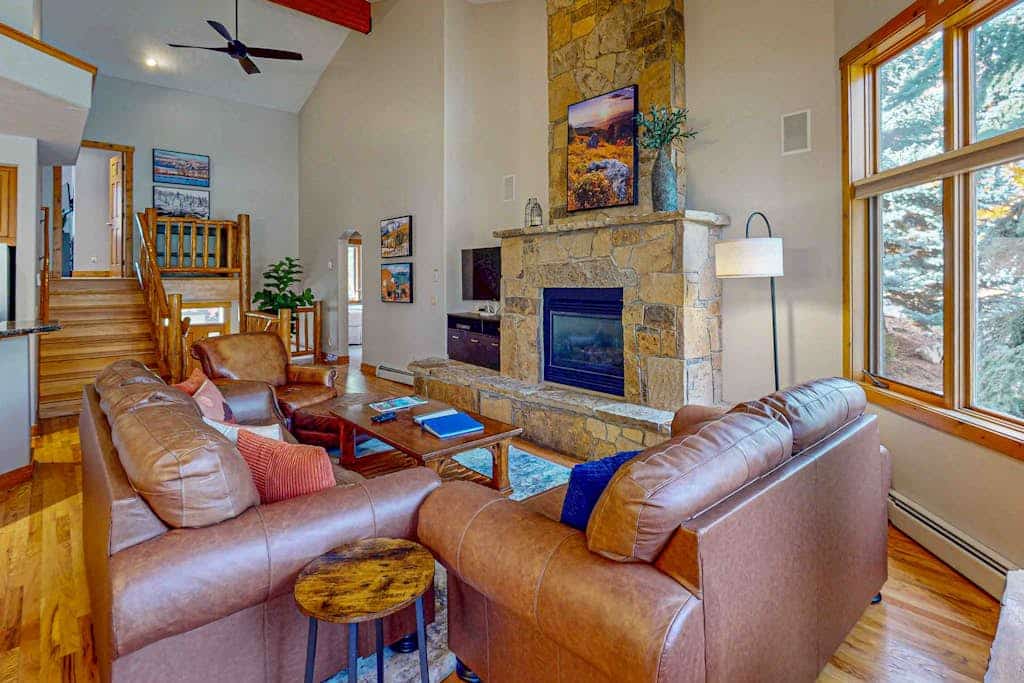 Large open floor plan w/private deck w/ shared pool, hot tub & winter shuttle