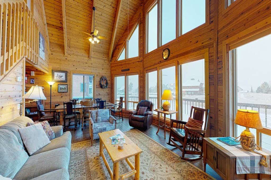 Beautiful cabin w/ a large, wraparound deck - near parklands