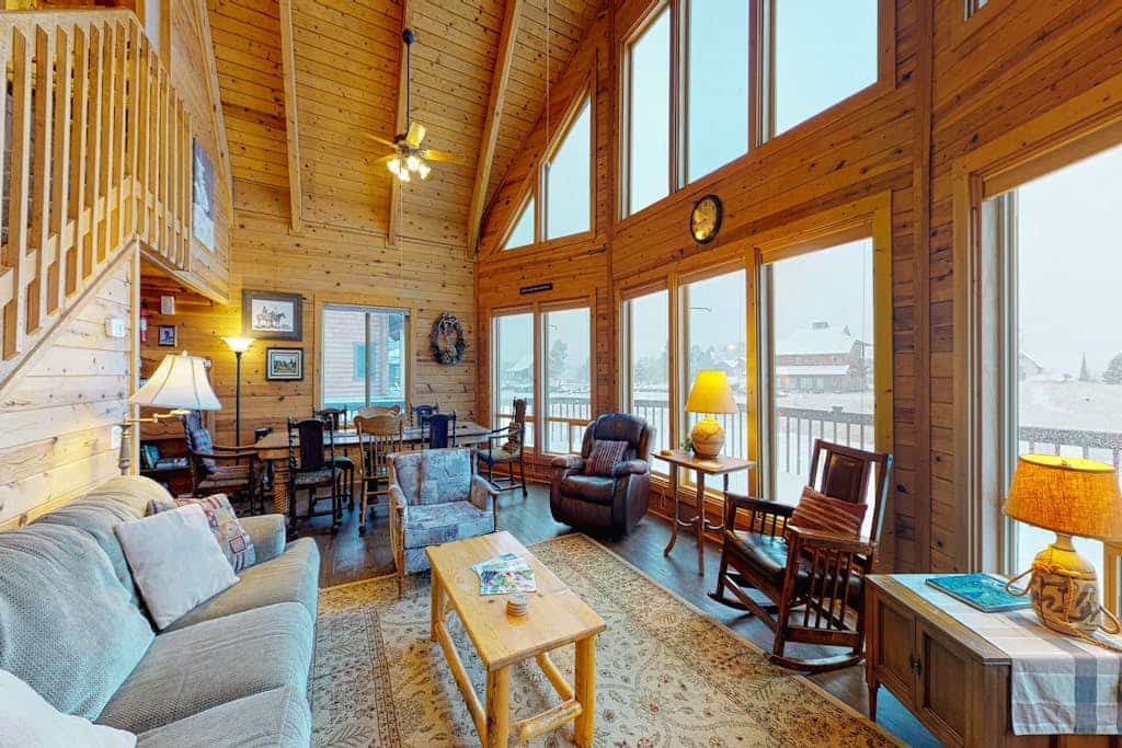 Beautiful cabin w/ a large, wraparound deck - near parklands