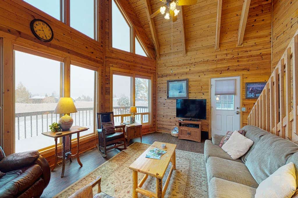 Beautiful cabin w/ a large, wraparound deck - near parklands