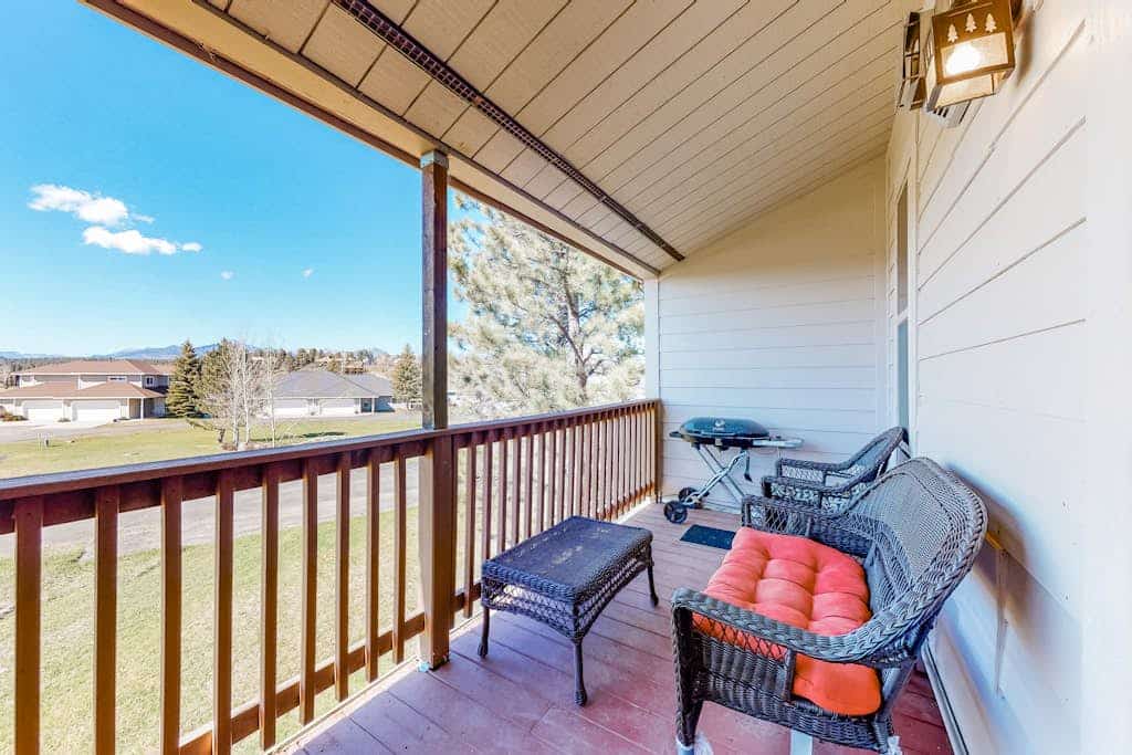Quaint and newly-remodeled mountain condo w/fireplace & grill - Walk to town