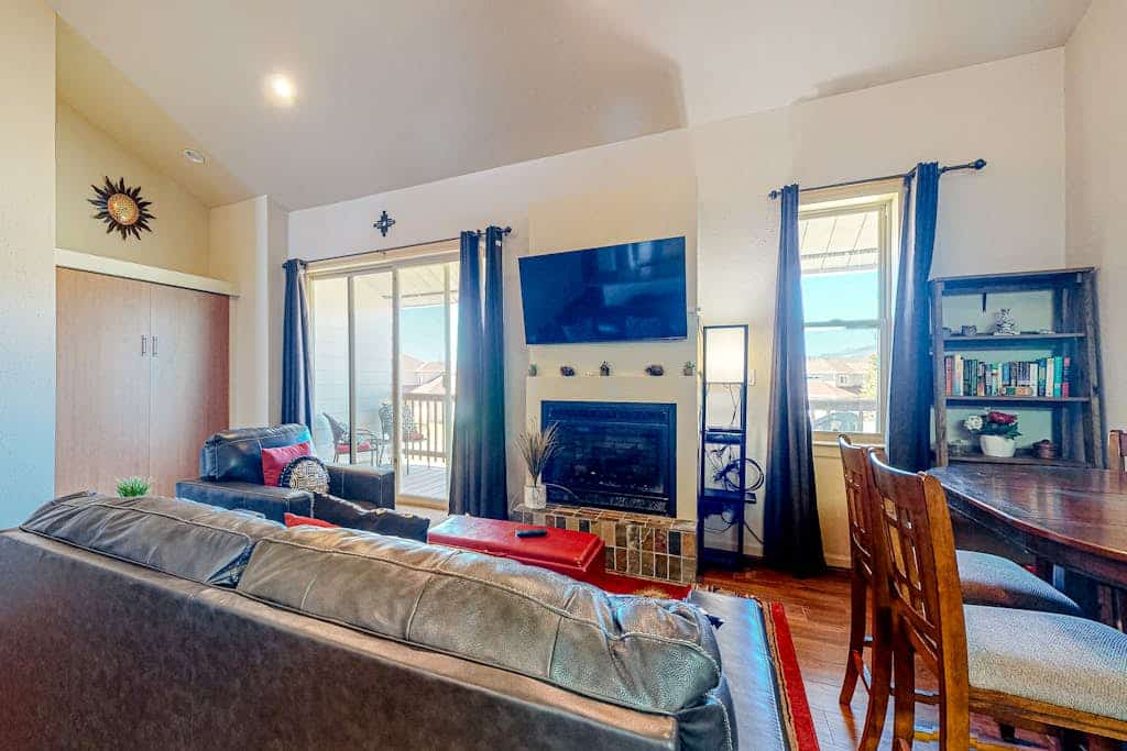 Quaint and newly-remodeled mountain condo w/fireplace & grill - Walk to town
