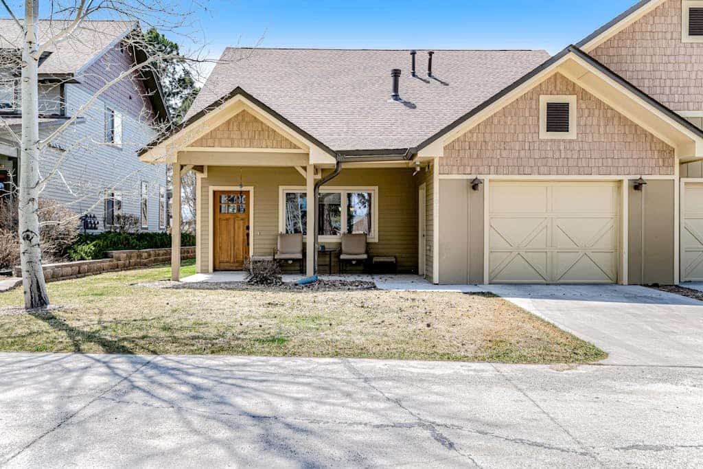 Inviting Townhouse w/ Free WiFi, Washer/Dryer, Gas Fireplace, & Furnished Porch