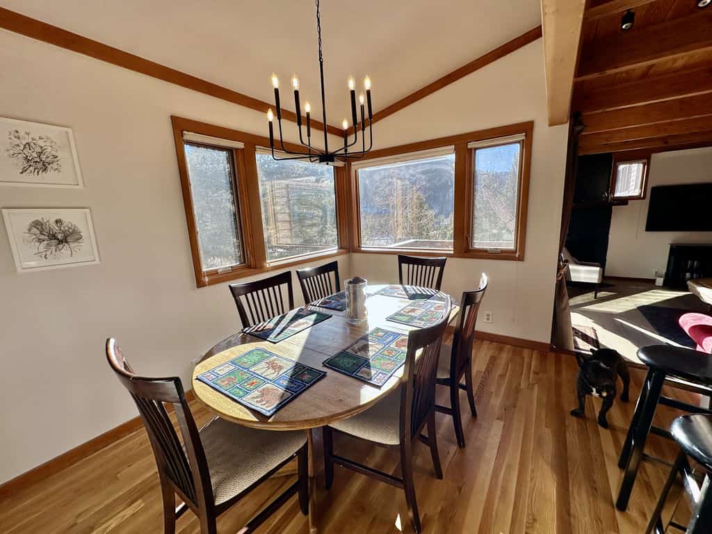 2-story dog-friendly condo with mountain views - walk to tennis center, ice rink