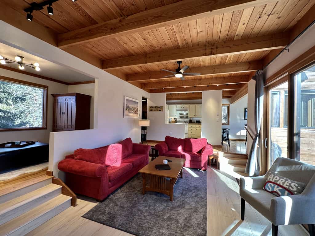 2-story dog-friendly condo with mountain views - walk to tennis center, ice rink
