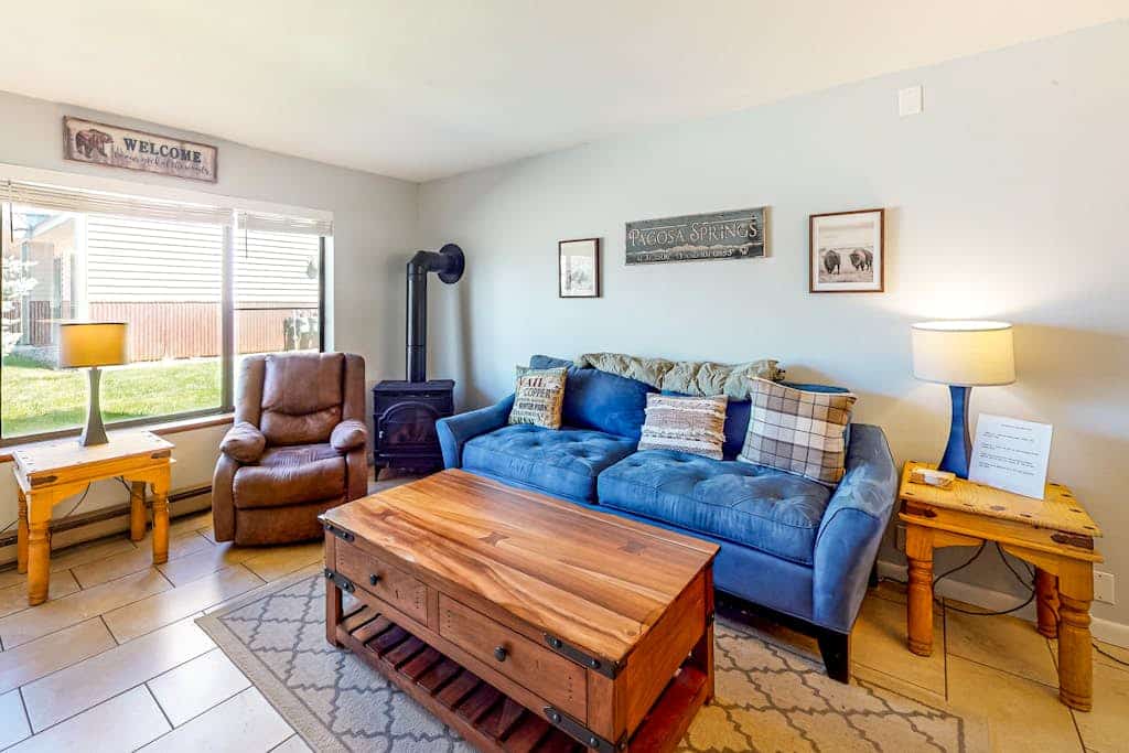 Two-story, dog-friendly townhouse with a washer/dryer & a full kitchen