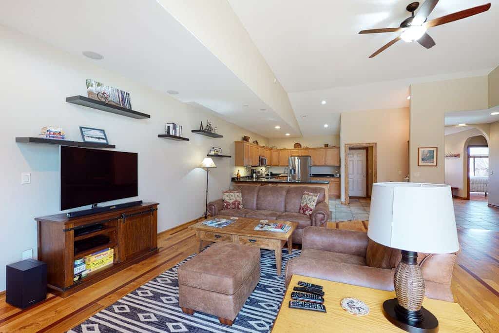 Convenient condo with fireplace & WiFi - walk to rec center pool, tennis & town