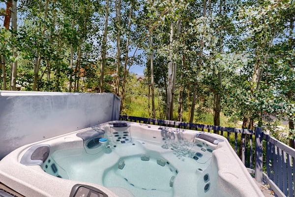Gorgeous Retreat Near Ski Resorts, Lake, & Dining w/Private Hot Tub, Free WiFi