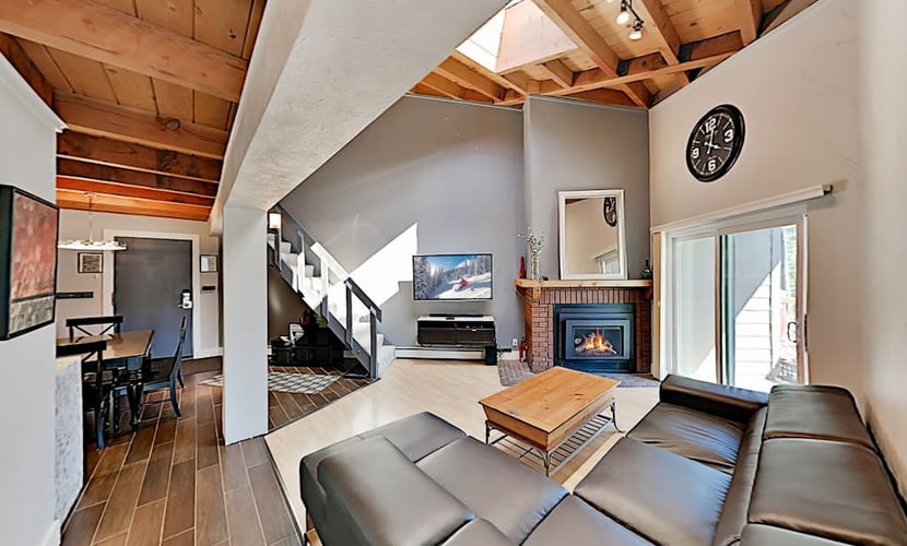 Top-Floor Treehouse Condo w/Mountain Views, Shared Pool & Hot Tubs - Near Slopes