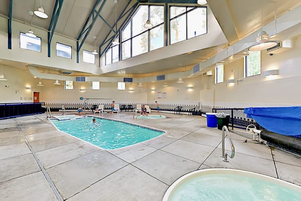 Top-Floor Treehouse Condo w/Mountain Views, Shared Pool & Hot Tubs - Near Slopes