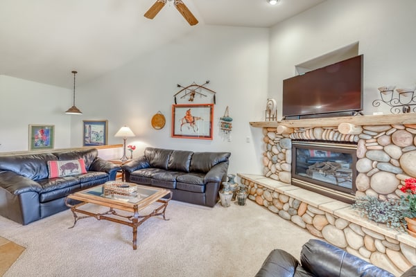Spacious home w/ mountain views - walking distance to town