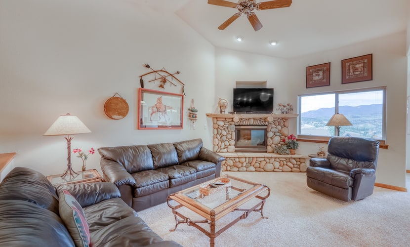 Spacious home w/ mountain views - walking distance to town