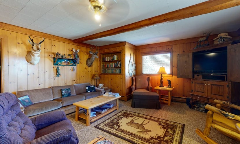 Comfortable cabin w/ wood stove & game room - close to golf and National Forest