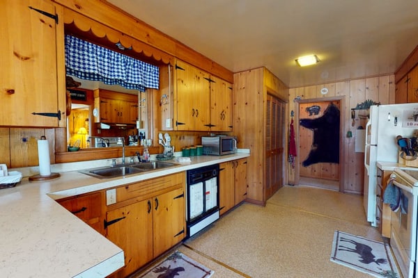 Comfortable cabin w/ wood stove & game room - close to golf and National Forest