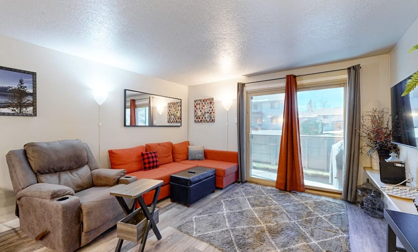 Cozy condo in great location - access to shared pool & game room