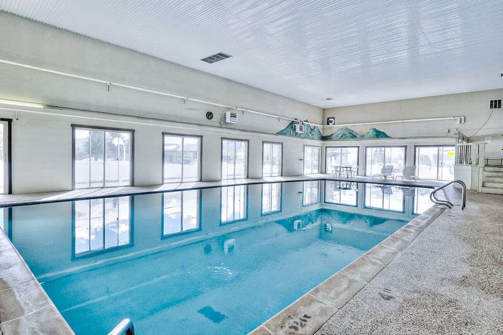 Cozy condo in great location - access to shared pool & game room