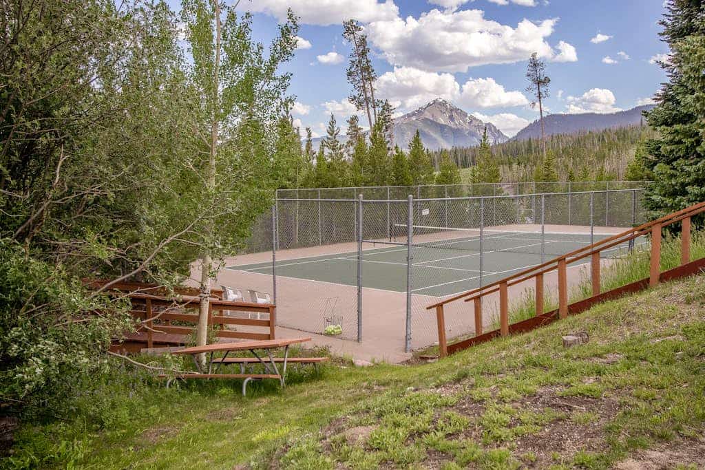 Comfy getaway with mountain views, pool, sauna, hot tub, & rec center