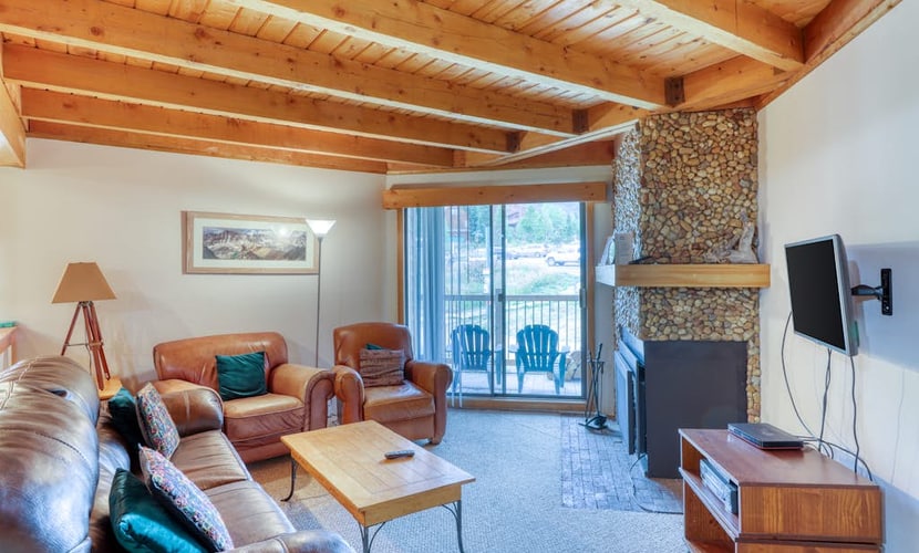 Stay like a local in Wildernest- Two bedroom condo with awesome clubhouse