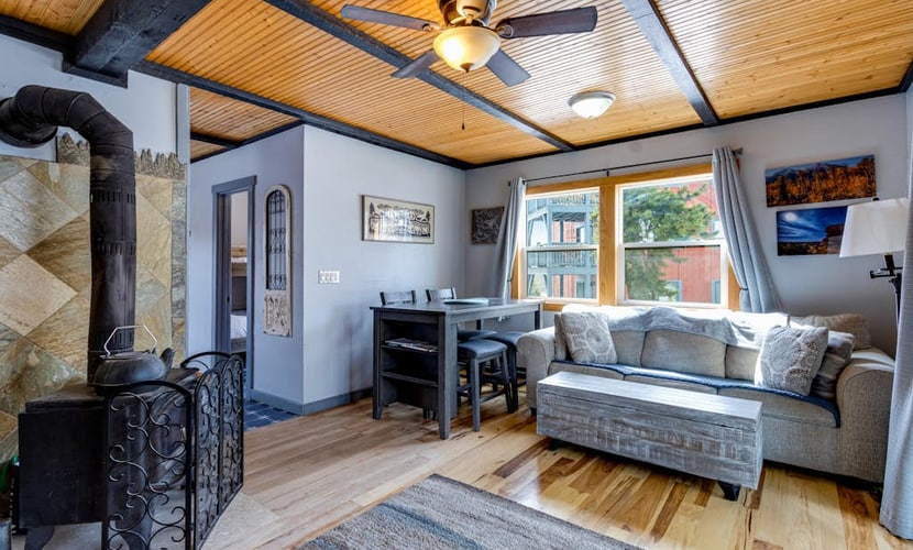 Mountain-view condo in central location with wood stove