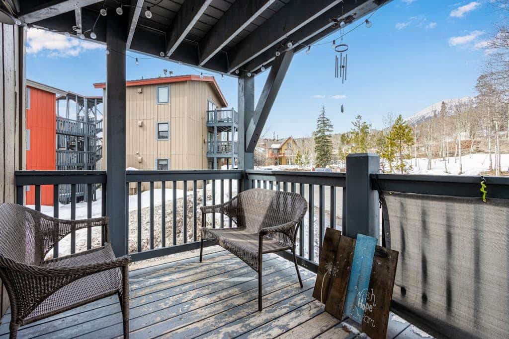 Mountain-view condo in central location with wood stove