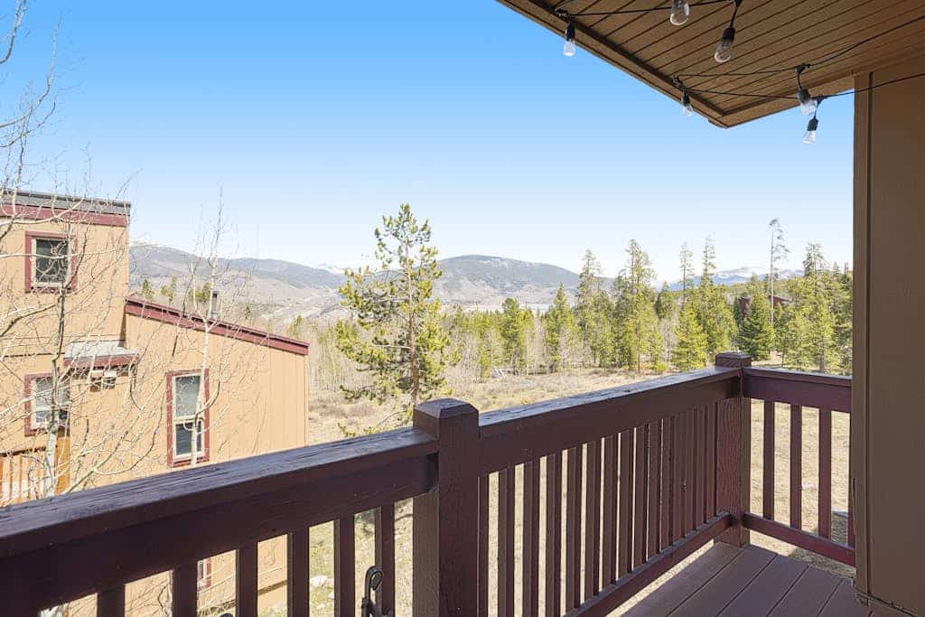 Mountain-View Condo on Bus Route with Balcony, Desk, Fireplace, WiFi & Grill