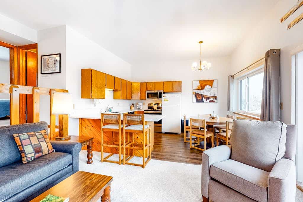 Cozy ski condo with free WiFi & a wood fireplace