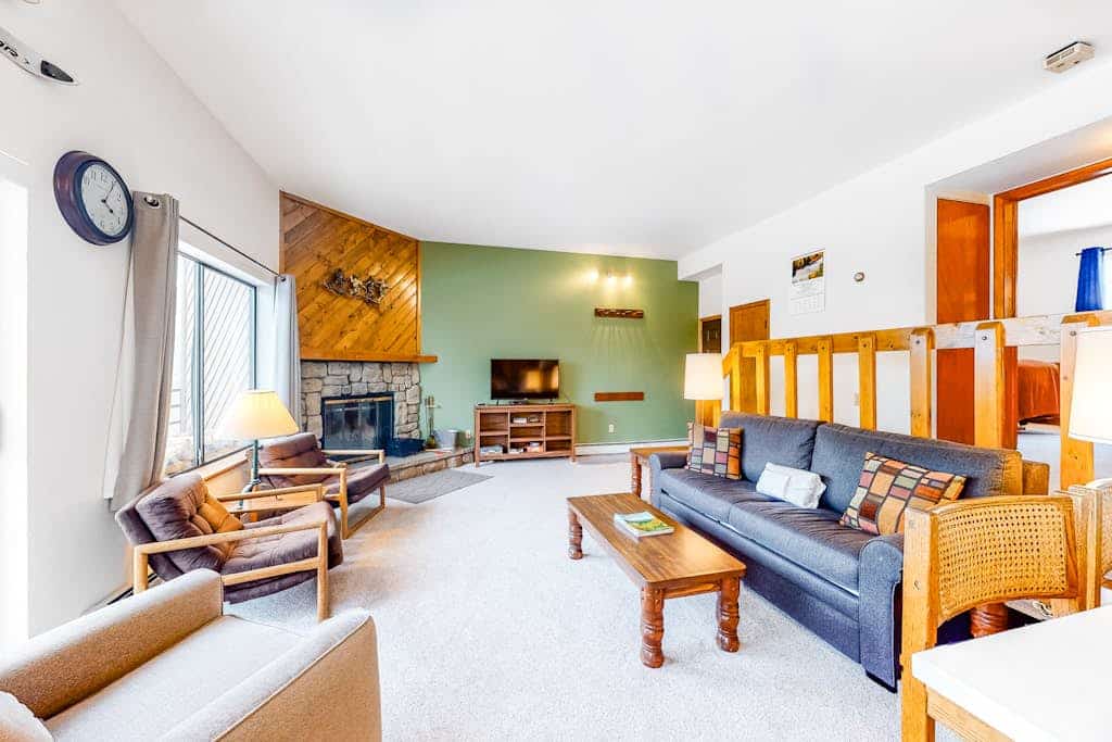 Cozy ski condo with free WiFi & a wood fireplace