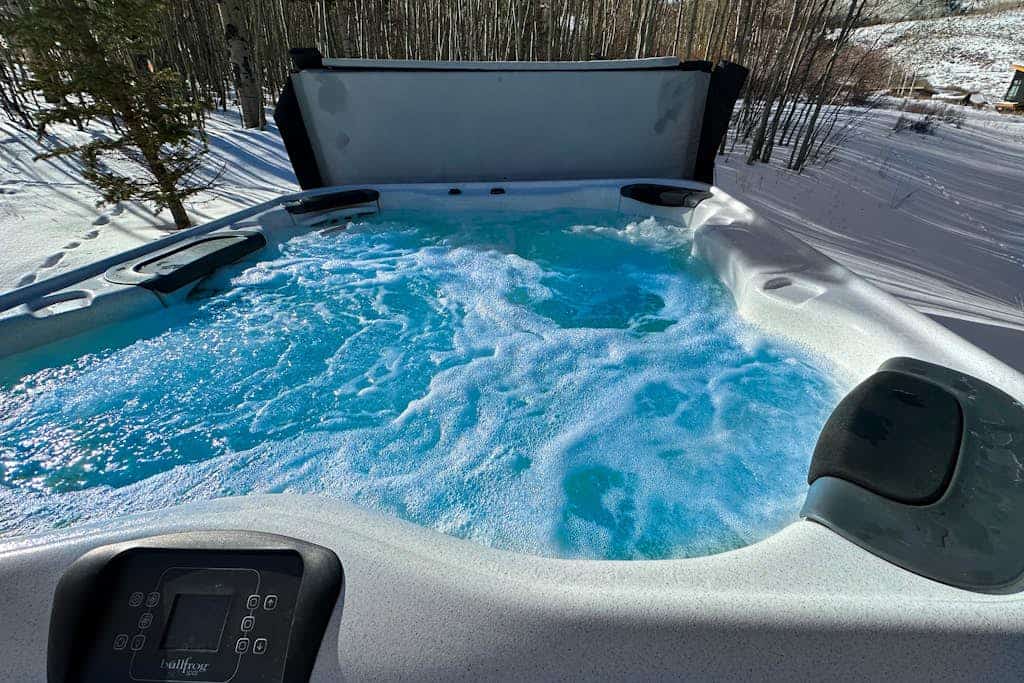 Luxury home with radiant heated floors & private Bullfrog hot tub