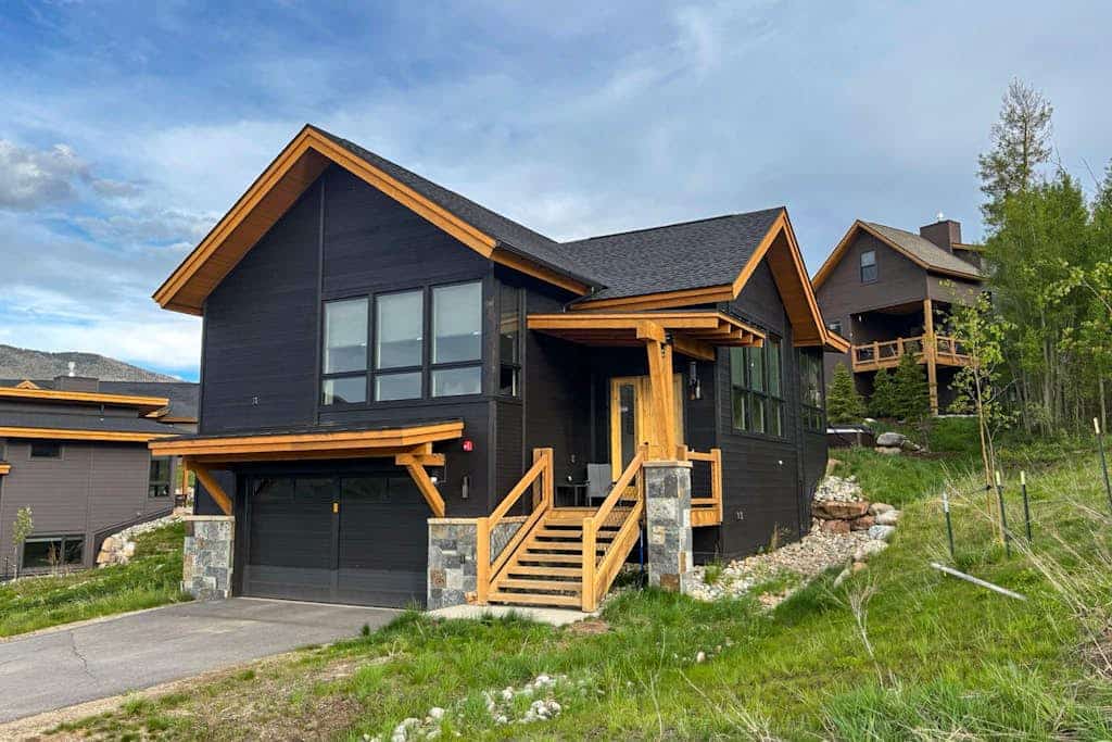 Luxury home with radiant heated floors & private Bullfrog hot tub