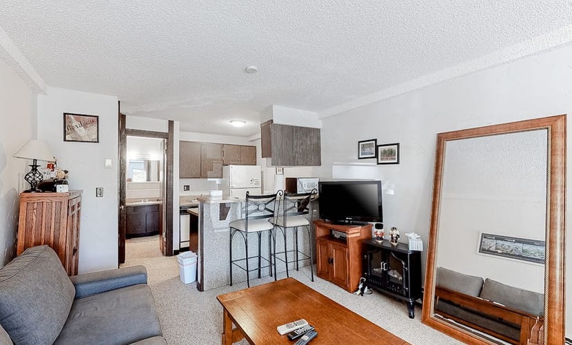 Comfortable ground-level studio w/ mountain views -walk to the bus stop