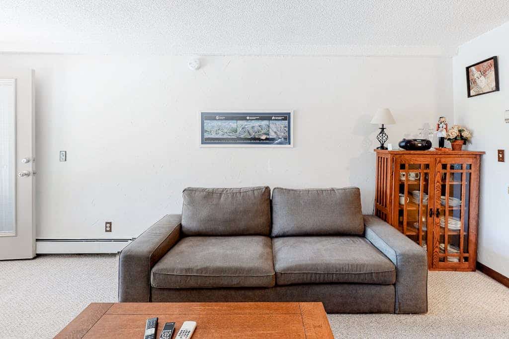 Comfortable ground-level studio w/ mountain views -walk to the bus stop