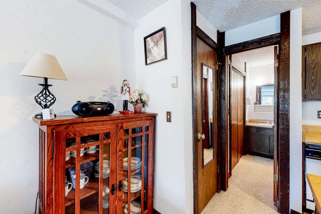 Comfortable ground-level studio w/ mountain views -walk to the bus stop