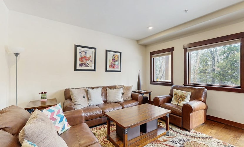 Riverfront condo w/ full kitchen, fast wifi & convenient location