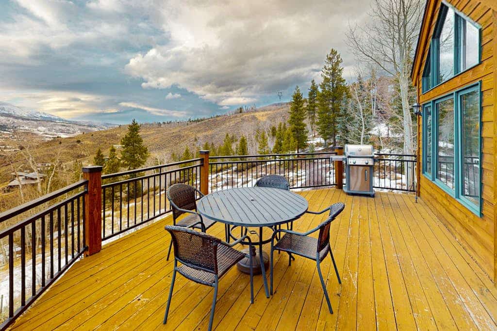 Scenic Silverthorne home with private hot tub, fireplace & panoramic views
