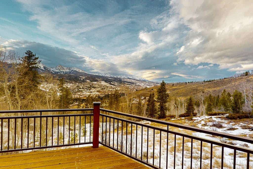 Scenic Silverthorne home with private hot tub, fireplace & panoramic views