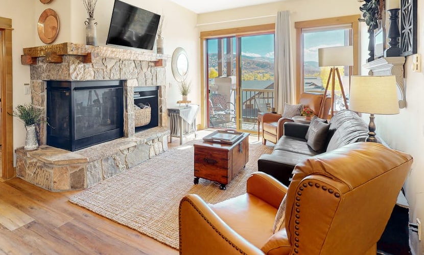 EagleRidge Lodge #304 top-floor condo with balcony gas grill and mountain views