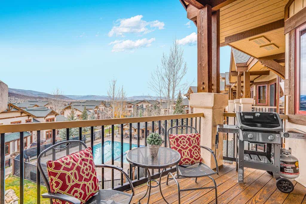 EagleRidge Lodge #304 top-floor condo with balcony gas grill and mountain views