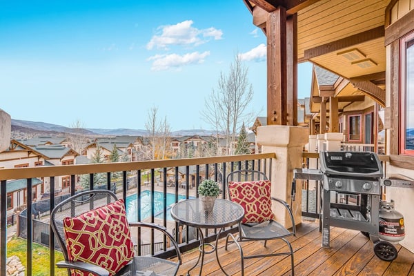 EagleRidge Lodge #304 top-floor condo with balcony gas grill and mountain views