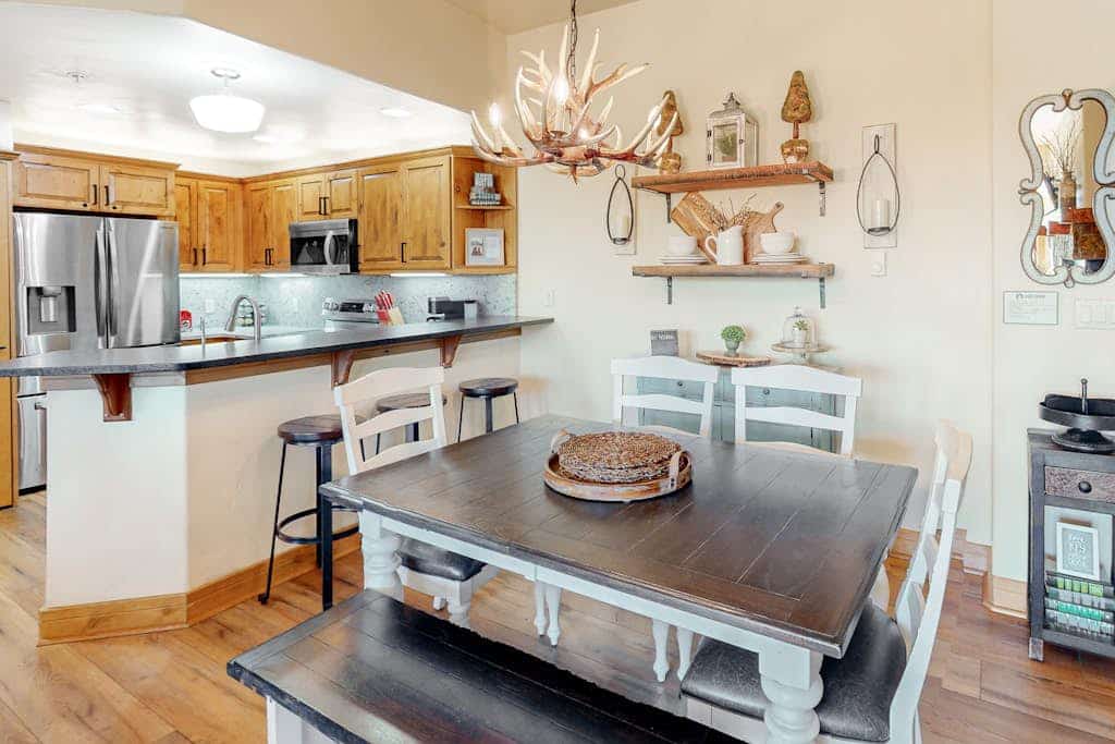 EagleRidge Lodge #304 top-floor condo with balcony gas grill and mountain views