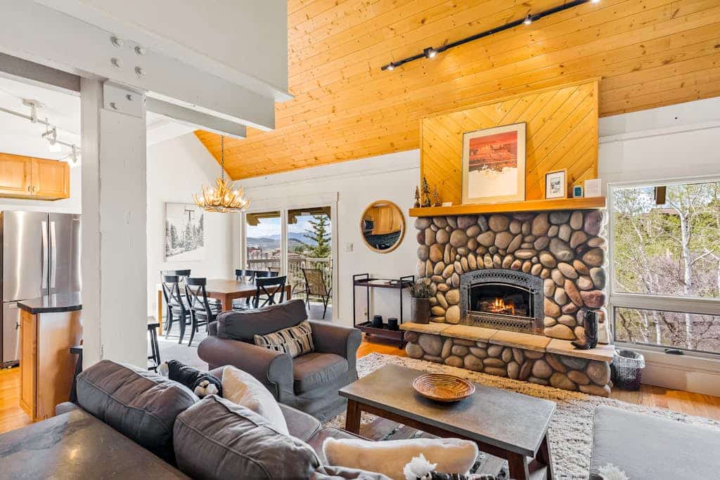 Top-floor corner condo w/ mountain views, ski locker, & access to hot tubs & gym