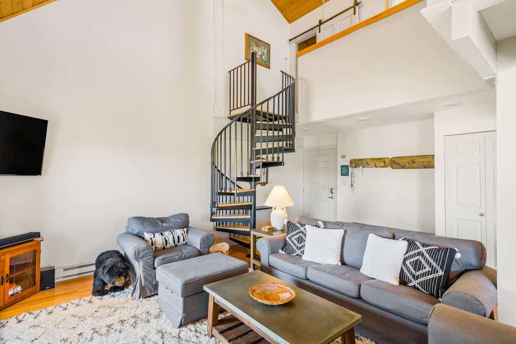 Top-floor corner condo w/ mountain views, ski locker, & access to hot tubs & gym