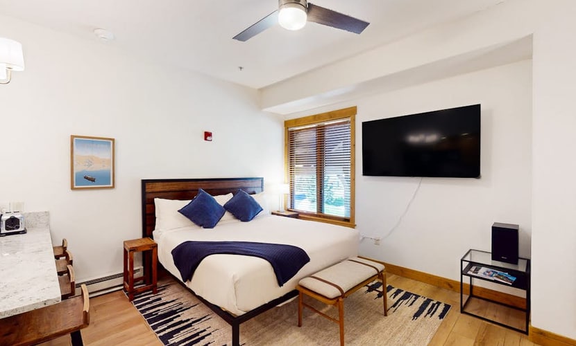 Walk-to-gondola studio w/ shared hot tubs, pool, gym, steam room & ski shuttle