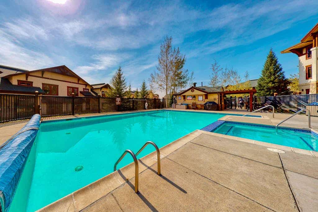 Walk-to-gondola studio w/ shared hot tubs, pool, gym, steam room & ski shuttle