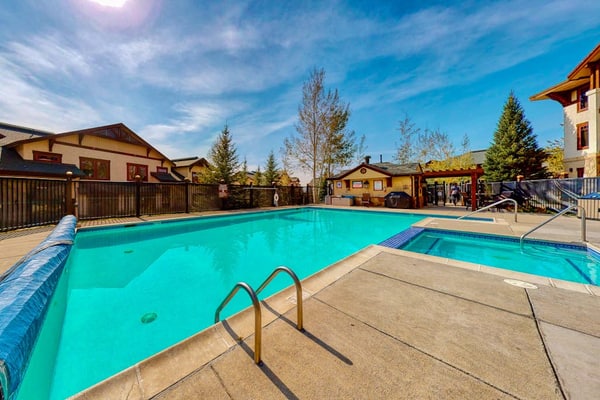 Walk-to-gondola studio w/ shared hot tubs, pool, gym, steam room & ski shuttle