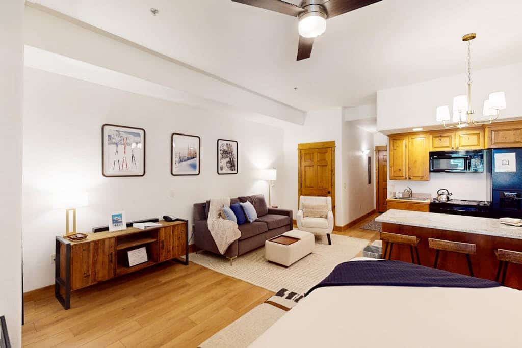Walk-to-gondola studio w/ shared hot tubs, pool, gym, steam room & ski shuttle