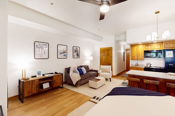 Walk-to-gondola studio w/ shared hot tubs, pool, gym, steam room & ski shuttle